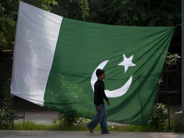 Premium Pakistan Flag - Large Size (3.5 x 5.5 Feet) - Durable Fabric for Outdoor & Indoor Display.